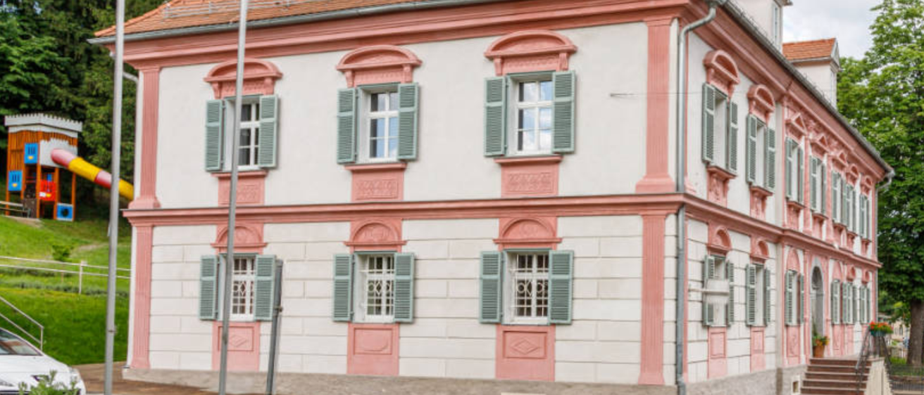 Bild enthält, City, Road, Street, Urban, Neighborhood, Building, Monastery, Car, Window