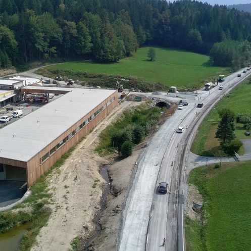 Bild enthält, Road, Outdoors, Aerial View, Car, Transportation, Vehicle, Architecture, Building, Person