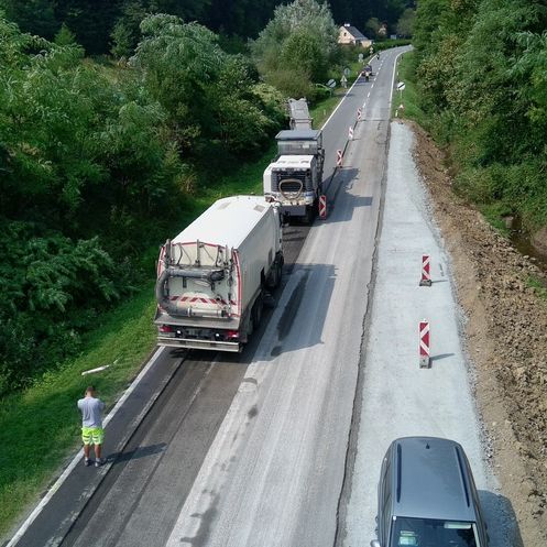 Bild enthält, Road, Transportation, Truck, Vehicle, Person, Car, Outdoors