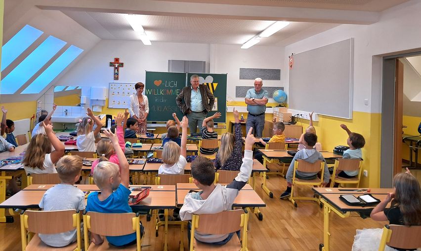 Bild enthält, Child, Female, Girl, Person, Building, School, Boy, Male, Student, Chair