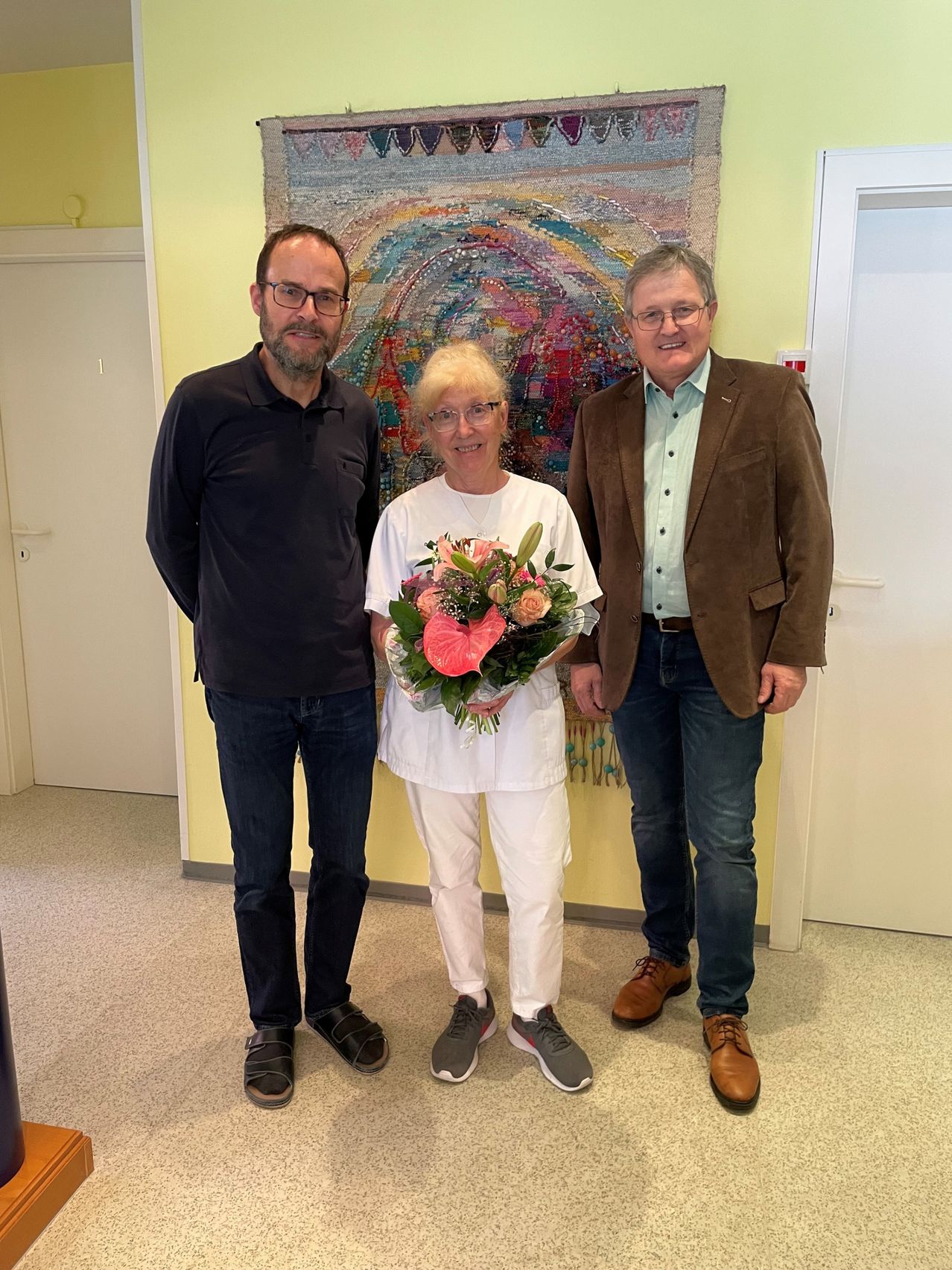 Bild enthält, Flower, Flower Arrangement, Flower Bouquet, Pants, Rose, Adult, Male, Man, Person, Jeans