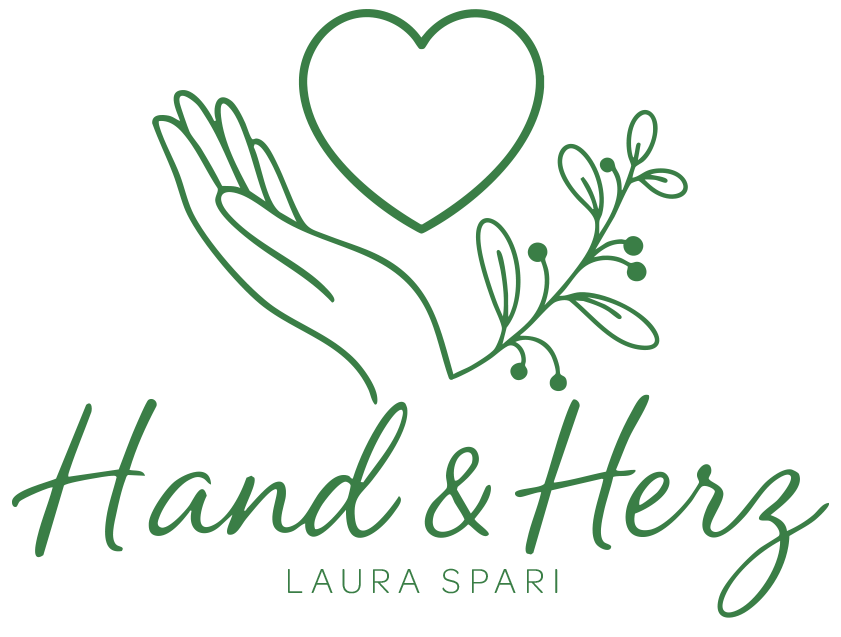 Ein Logo für Hand & Herz von Laura Spari. Es zeigt ein Herz, das von zwei Händen gehalten wird, mit grünen Blättern und Beeren. Der Text ist in einer kursiven Schrift.
