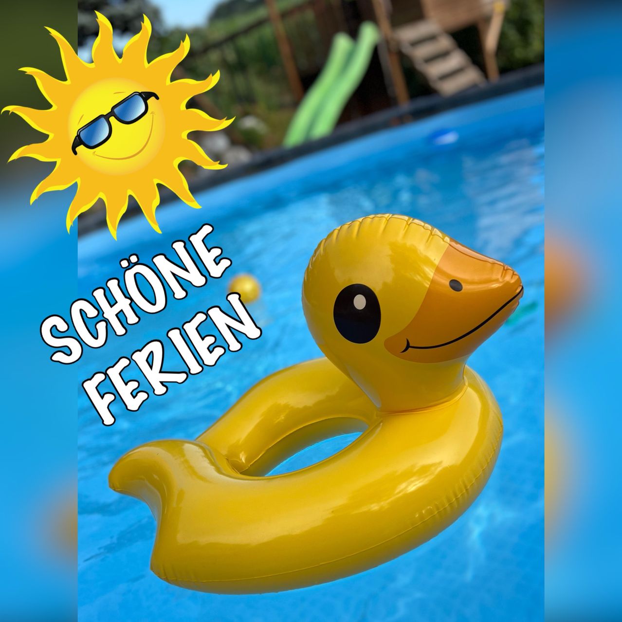 Ein gelbes aufblasbares Entenschwimmbad in einem Pool mit klarem blauem Wasser. Das Bild hat einen blauen Hintergrund und eine Sonne mit Sonnenbrille. Der Text sagt 'SCHONE FERIEN'. Es gibt eine grüne Rutsche und eine Holzterrasse im Hintergrund.