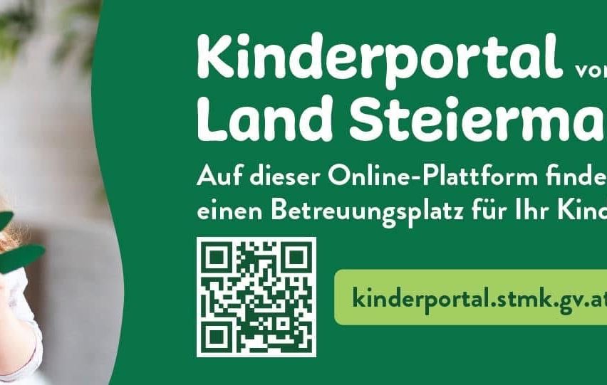 Ein grünes Plakat mit einem QR-Code. Es steht 'Kinderportal Land Steiermark'. Darunter steht 'Auf dieser Online-Plattform für einen Betreuungsplatz für Ihr Kind'. Die Website lautet 'kinderportal.stmk.gov'.