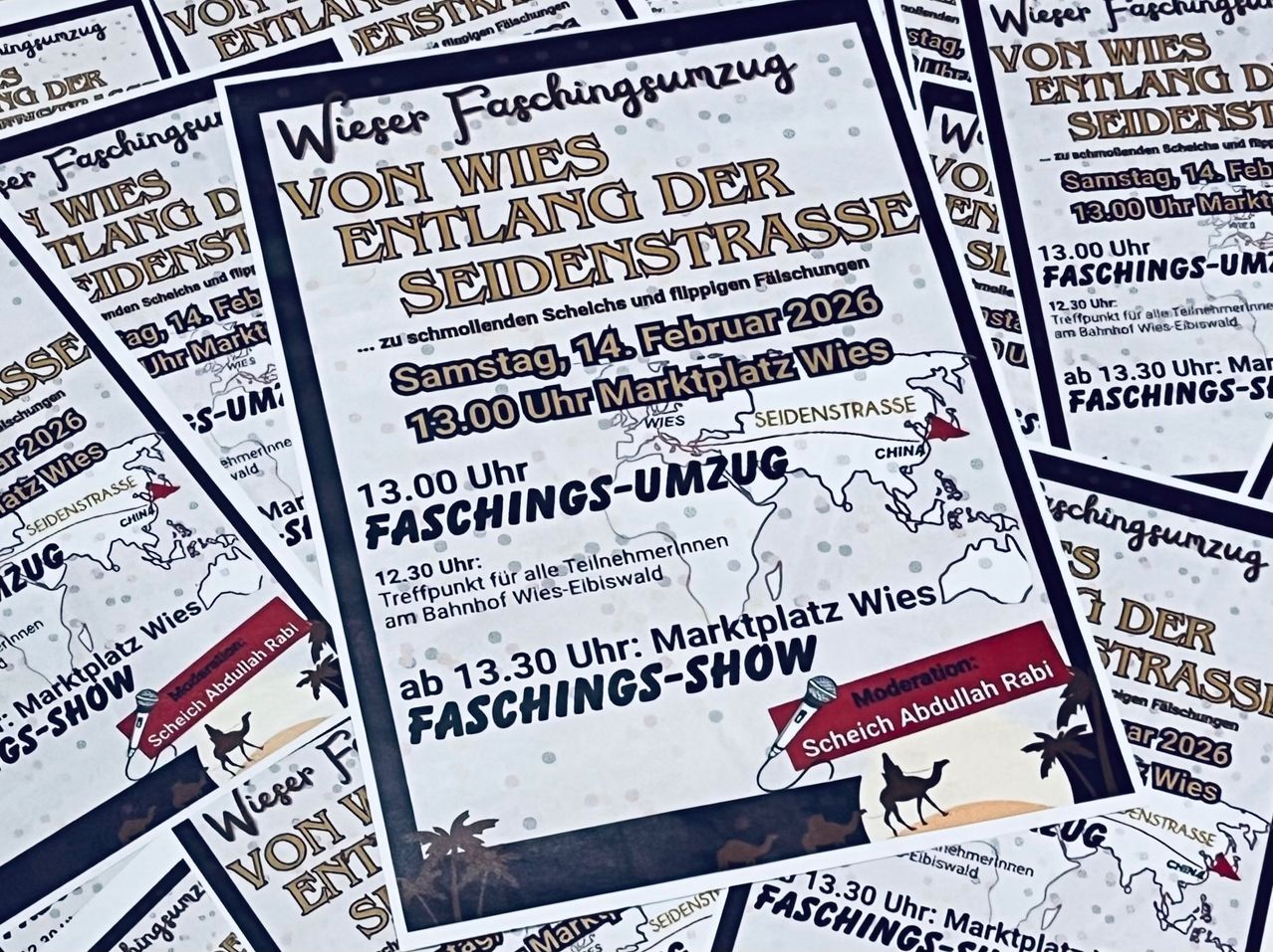 Plakate für eine Veranstaltung mit dem Titel 'Wieser Faschings-Umzug von entlang der Seidenstraße' am Samstag, 14. Februar 2026, um 13:00 Uhr. Die Veranstaltung findet am Marktplatz Wies statt, Beginn um 13:30 Uhr. Die Plakate enthalten eine Karte, einen Kamel und ein Mikrofon.