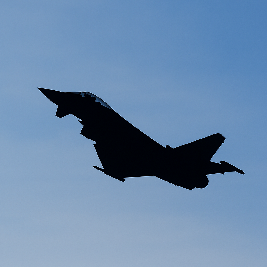 Ein Jet-Silhouette am blauen Himmel, der seine schlanke Form und die spitze Nase zeigt.