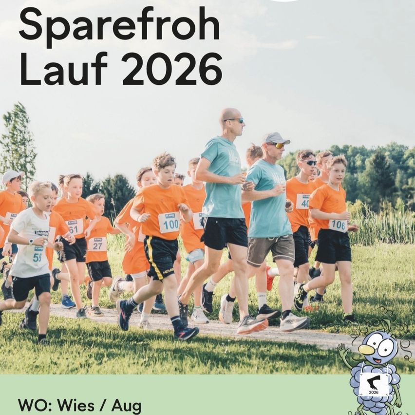 Eine Gruppe von Menschen in orangefarbenen Trikots läuft beim Sparefrohn Lauf 2026. Sie tragen Nummern auf ihren Trikots. Der Mann in der Mitte trägt eine Sonnenbrille. Der Boden ist mit Gras bedeckt. Der Hintergrund ist unscharf.