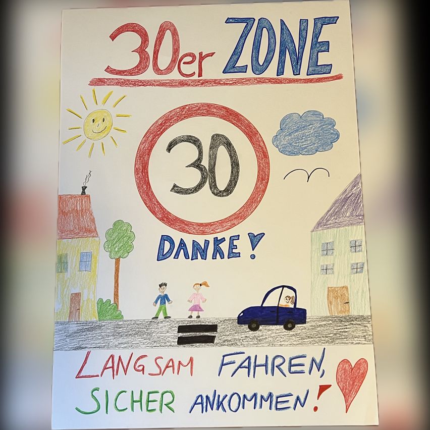 Ein handgezeichnetes Plakat mit Sonne, Häusern und einem Auto. Es steht '30er ZONE', '30', 'DANKE!', 'LANGSAM FAHREN, SICHER ANKOMMMEN!'.