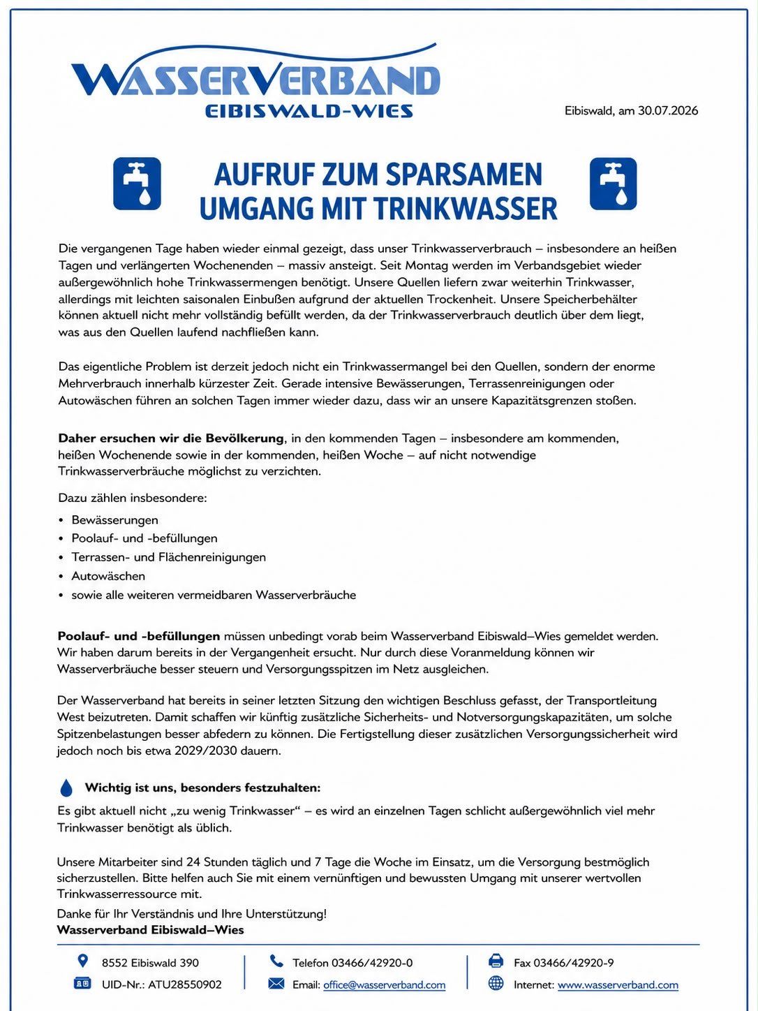 Aufruf zum Sparsamen Umgang mit Trinkwasser. Die vergangenen Tage haben wieder gezeigt, dass unser Trinkwasserverbrauch - insbesondere an heißen Tagen und verlängerten Wochenenden - massiv angestiegen ist. Seit Montag wurden im Verbandsgebiet wieder außergewöhnlich hohe Trinkwassermengen benötigt. Unsere Quellen lieferten zwar weiterhin Trinkwasser, allerdings mit leichten saisonalen Einbußen aufgrund der aktuellen Trockenheit. Unsere Speicherbehälter können aktuell nicht mehr vollständig befüllt werden, da der Trinkwasserverbrauch deutlich über dem liegt, was aus den Quellen laufend nachfließen kann. Das eigentliche Problem ist jedoch nicht ein Trinkwassermangel bei den Quellen, sondern der enorme Mehrverbrauch innerhalb des gesamten Gebiets. Gerade intensive Bewässerungen, Terrassenreinigungen oder Autowäschen führen an solchen Tagen immer wieder dazu, dass wir an unsere Kapazitätsgrenzen stoßen.