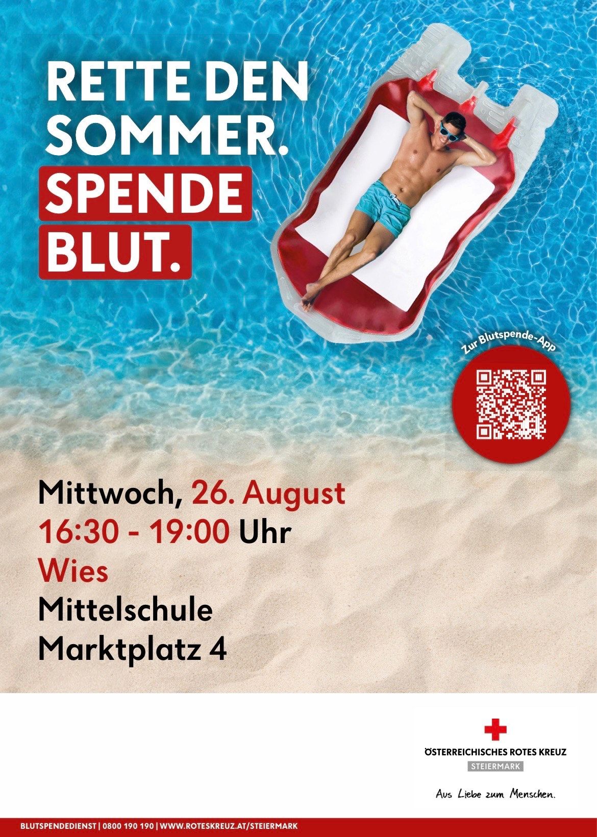 Plakat für eine Blutspendeveranstaltung im Sommer. Ein Mann liegt auf einem Schwimmbecken im Pool. Der Text lautet 'Spende Blut' und das Datum ist der 26. August, 16:30-19:00. Ort: Mittelschule Marktplatz 4. QR-Code für die Blutspende-App.