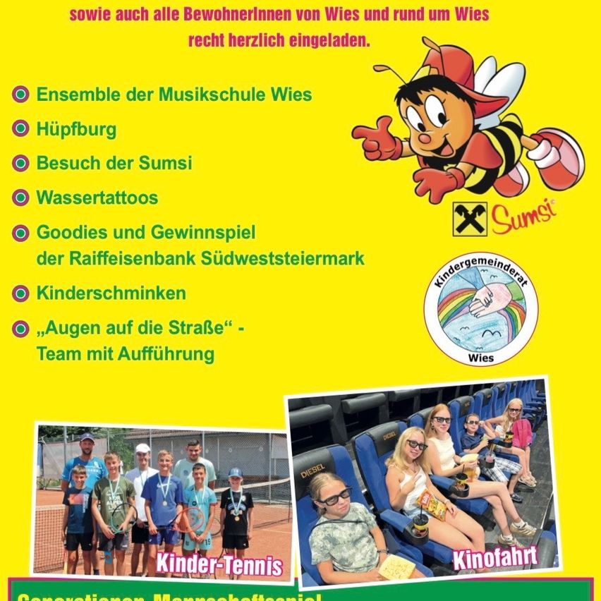 Ein leuchtend gelbes Plakat mit verschiedenen Aktivitäten für Kinder und Familien. Es beinhaltet ein Musikschulensemble, einen Besuch bei Sumsi, Wassertattoos, eine Tombola, Kindertheater und einen Kinobesuch. Fotos von Kindern bei einem Tennisspiel und im Kino sind ebenfalls enthalten.