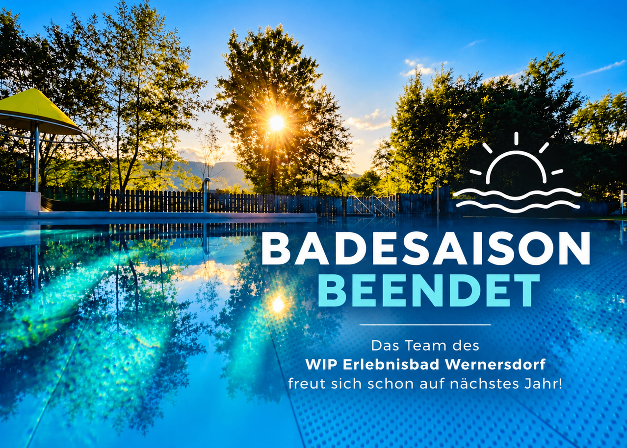 Ein Schwimmbad mit klarem blauem Wasser und einer strahlend hellen Sonne darüber. Bäume und Berge im Hintergrund. Der Text lautet 'BADE SAISON BEENDET'.