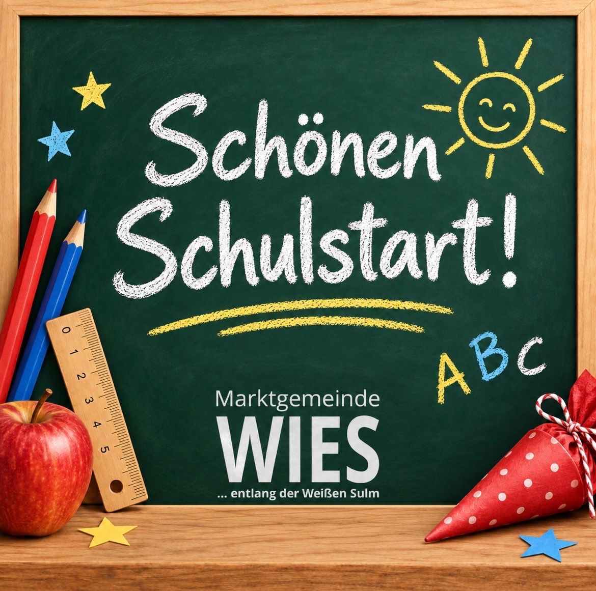 Ein Schultafel mit den Worten 'Schönen Schulstart!' in weißer Kreide geschrieben, zusammen mit einer Sonne und Sternen. Ein Lineal, Bleistifte, ein Apfel und ein Partyhut sind um das Brett herum platziert. Der Text 'Marktgemeinde WISE' befindet sich unten.