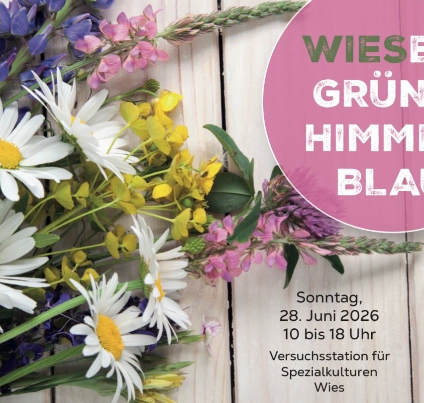 Ein Plakat mit floralem Hintergrund zeigt die Worte 'Wies Grün Himmel Bla'. Die Veranstaltung findet am Sonntag, 28. Juni 2026, von 10 bis 18 Uhr in der Versuchsstation für Spezialkulturen in Wies statt.