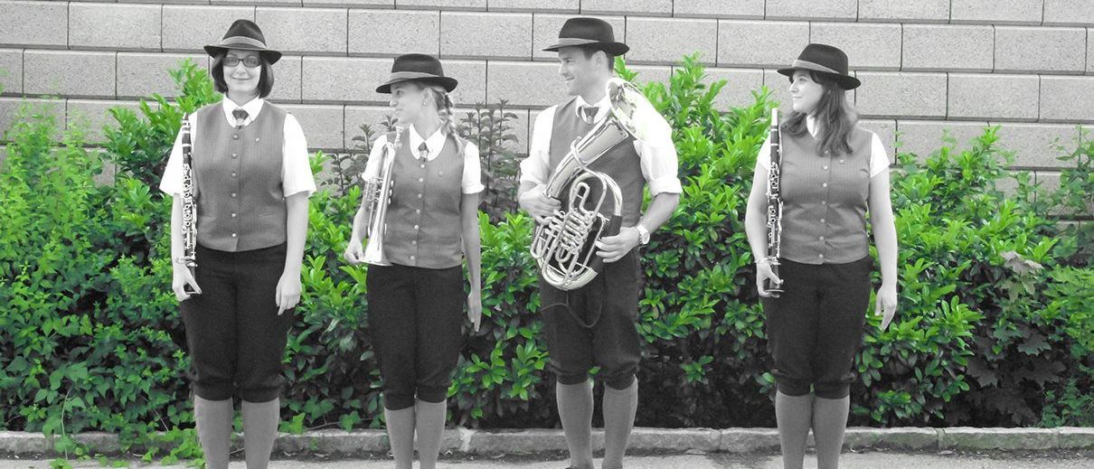 Bild enthält, Shorts, Adult, Female, Person, Woman, Hat, Portrait, Shoe, Coat, Horn