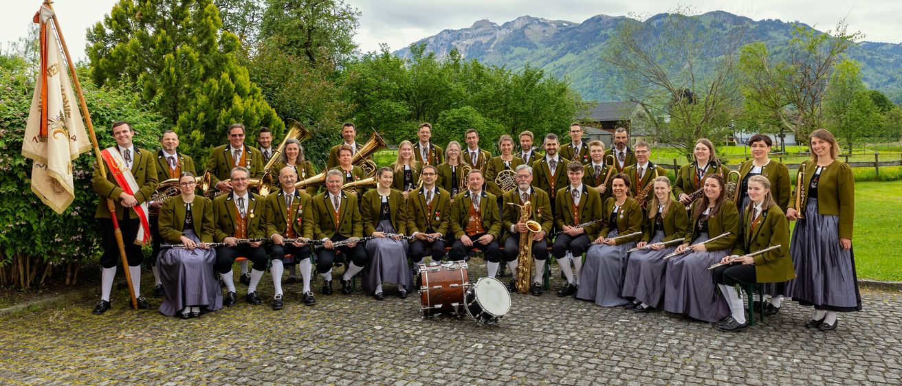 Bild enthält, People, Person, Group Performance, Groupshot, Clothing, Formal Wear, Suit