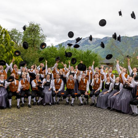 Bild enthält, People, Person, Celebrating, Groupshot, Ball, Football, Soccer, Soccer Ball, Sport