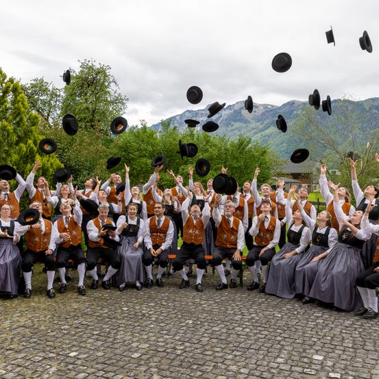 Bild enthält, People, Person, Celebrating, Groupshot, Ball, Football, Soccer, Soccer Ball, Sport