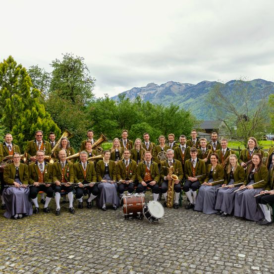 Bild enthält, People, Person, Group Performance, Groupshot, Clothing, Formal Wear, Suit