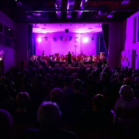 Bild enthält, Stage, Concert, Crowd, Person, Urban, Indoors, Theater, Lighting, Building, Cinema