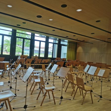 Bild enthält, People, Floor, Flooring, Building, School, Classroom, Indoors, Wood, Plywood, Crowd