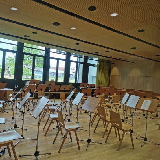 Bild enthält, People, Floor, Flooring, Building, School, Classroom, Indoors, Wood, Plywood, Crowd