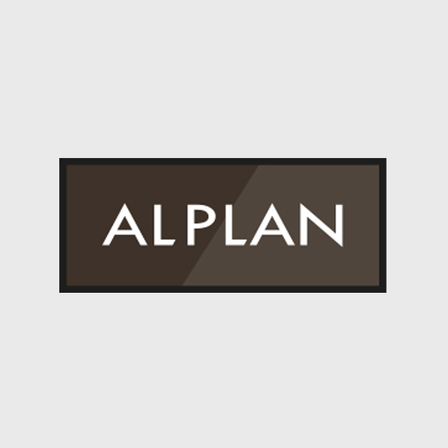 Das Logo für Alplan wird auf weißem Hintergrund angezeigt. Das Logo ist ein rechteckiger Umriss mit schwarzem Rand und braunem Inneren. Das Wort 'ALPLAN' ist in weißen Großbuchstaben in der Mitte geschrieben.