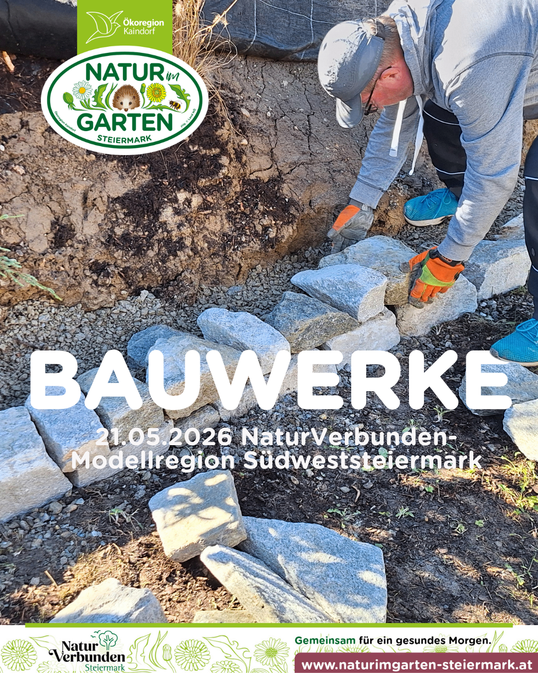 Ein Mann arbeitet beim Verlegen von Steinen auf einer Baustelle, mit einem Logo im oberen linken Bereich, das Natur im Garten liest. Der Text BAUWERKE und ein Datum, 21.05.2026, sind in großen weißen Buchstaben angezeigt.