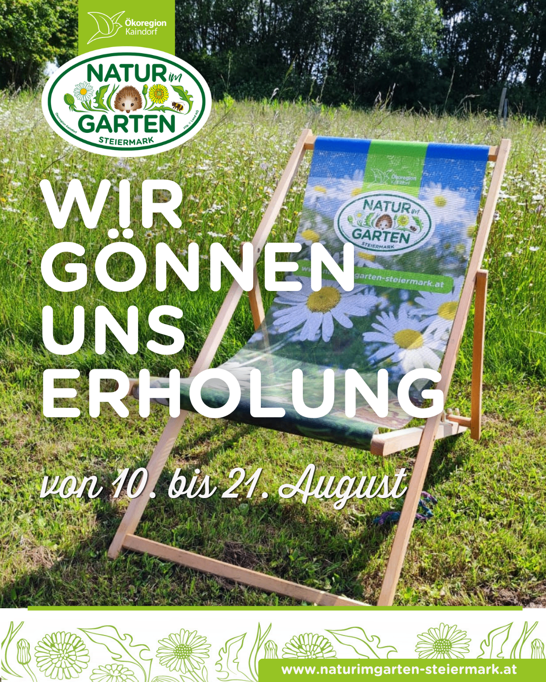 Ein Holz-Liegesessel mit einer Abdeckung, die ein Gänseblümchenmuster und den Text 'Wir Gonnen Uns Erholung' vom 10. bis 21. August zeigt.