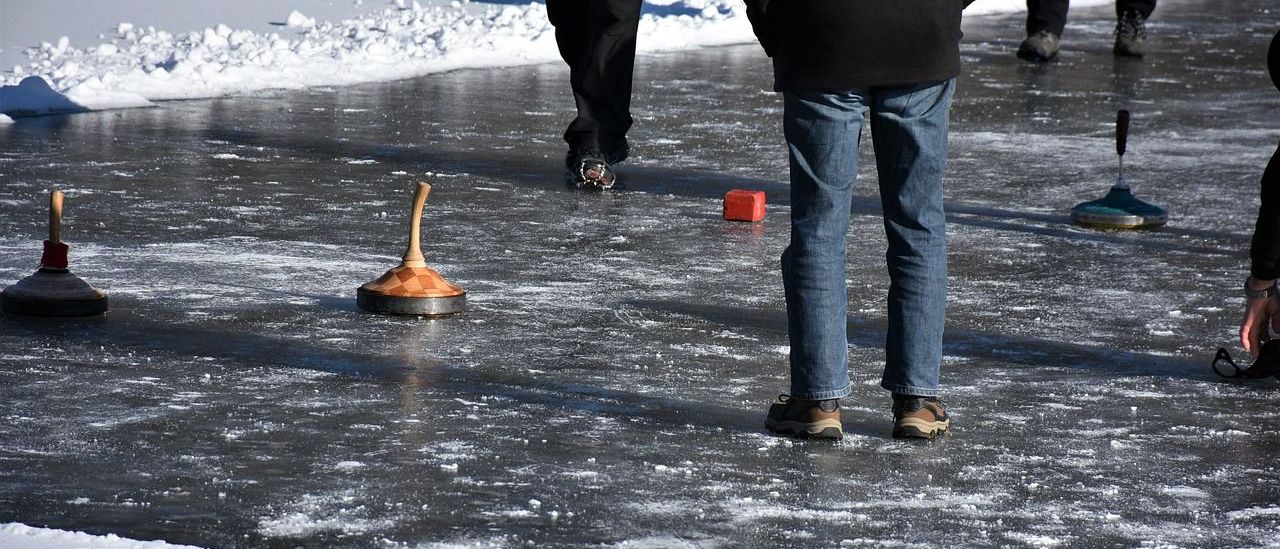 Bild enthält, Jeans, Pants, Jacket, Adult, Male, Man, Person, Ice, Glove, Shoe