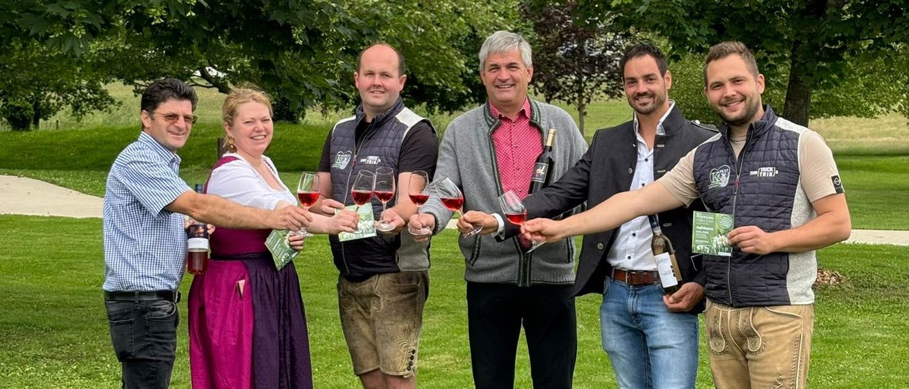 Bild enthält, Grass, Nature, Park, Pants, Grove, Tree, Vegetation, Woodland, Portrait, People