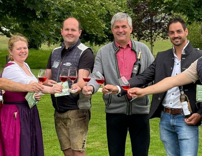 Bild enthält, Grass, Nature, Park, Pants, Grove, Tree, Vegetation, Woodland, Portrait, People