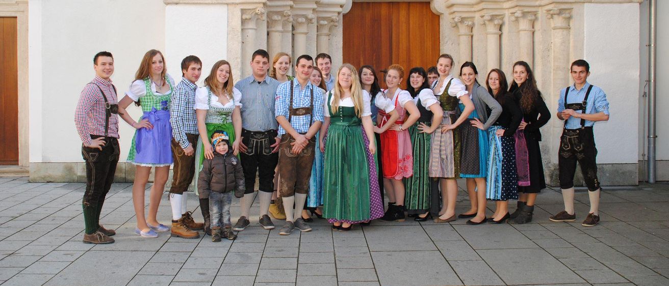 Bild enthält, People, Person, Skirt, Groupshot, Shoe, Pants, College, Shorts, Jeans, Dress