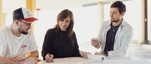 Bild enthält, Adult, Female, Person, Woman, Male, Man, Conversation, Face, Head