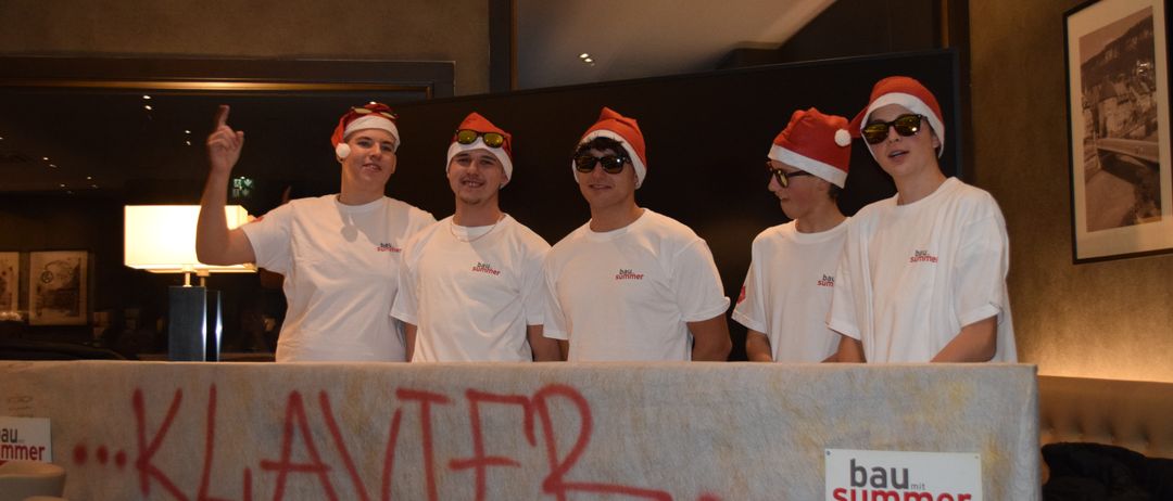 Bild enthält, T-Shirt, Cap, Hat, Baseball Cap, People, Person, Boy, Male, Teen, Man