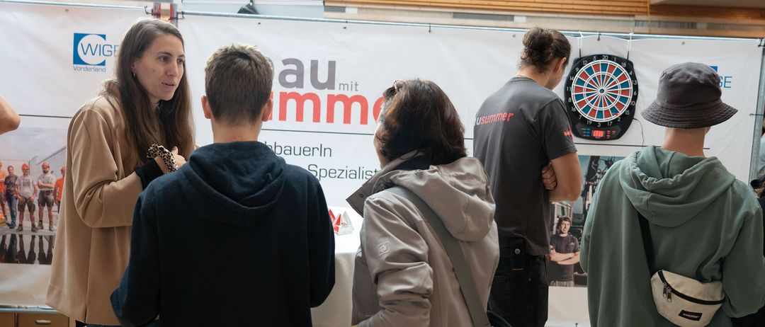 Bild enthält, Adult, Female, Person, Woman, Male, Man, Handbag, Coat, Advertisement, Sweater