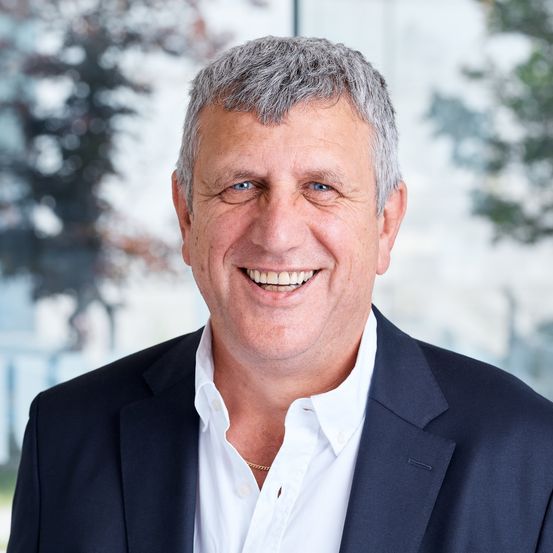 Bild enthält, Face, Happy, Head, Person, Smile, Adult, Male, Man, Suit, Shirt