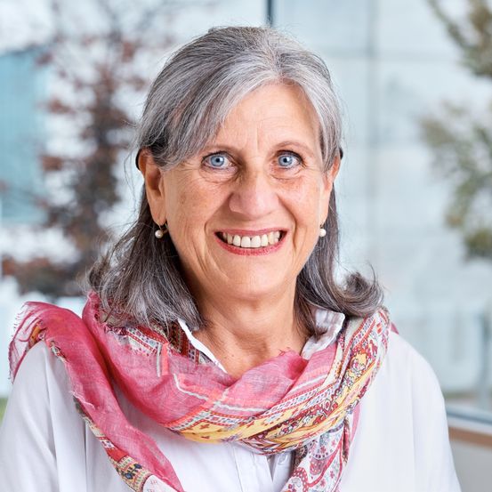 Bild enthält, Person, Senior Citizen, Face, Head, Smile, Adult, Female, Woman, Clothing, Scarf