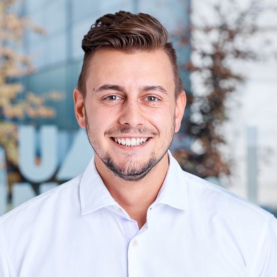 Bild enthält, Face, Happy, Head, Person, Smile, Dimples, Adult, Male, Man, Shirt