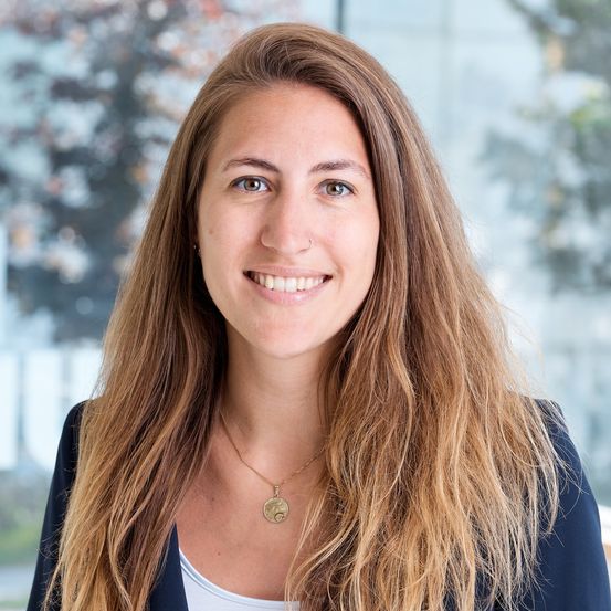 Bild enthält, Blonde, Person, Face, Head, Smile, Neck, Adult, Female, Woman, Portrait