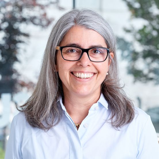 Bild enthält, Face, Happy, Head, Person, Smile, Adult, Female, Woman, Glasses, Shirt