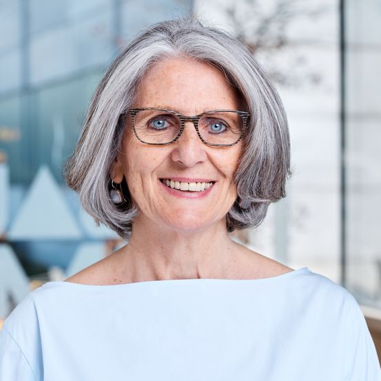 Bild enthält, Face, Happy, Head, Person, Smile, Adult, Female, Woman, Glasses, Portrait
