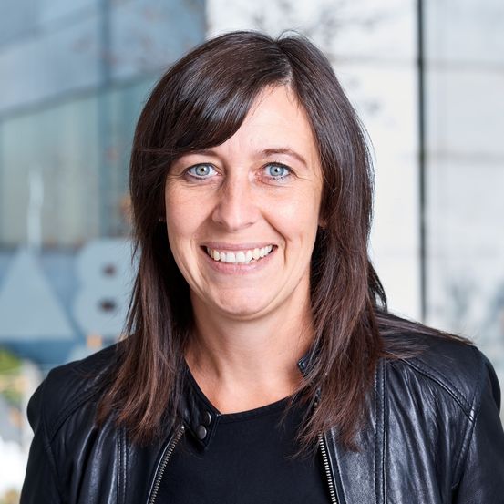 Bild enthält, Coat, Jacket, Face, Head, Person, Smile, Adult, Female, Woman, Portrait