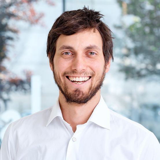 Bild enthält, Face, Happy, Head, Person, Smile, Dimples, Adult, Male, Man, Shirt