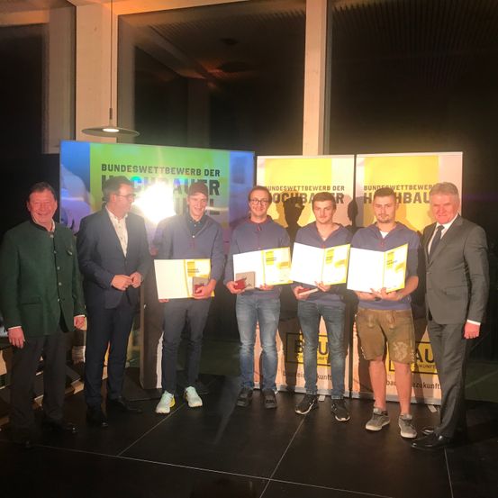 Bild enthält, Groupshot, Person, People, Adult, Male, Man, Jeans, Pants, Coat, Shoe