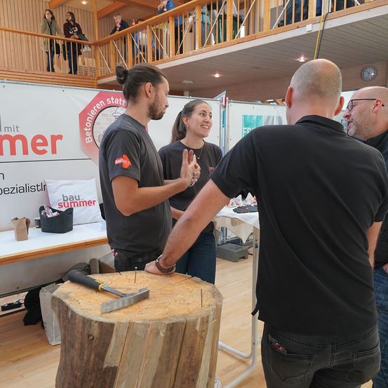 Bild enthält, Hammer, Tree, Adult, Male, Man, Person, Wood, Plywood, Glasses, Table