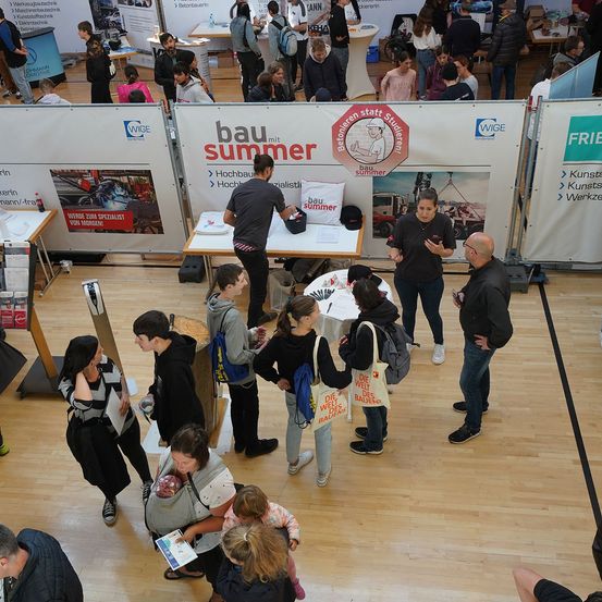 Bild enthält, People, Person, Indoors, Boy, Male, Teen, Head, Face, Handbag, Crowd