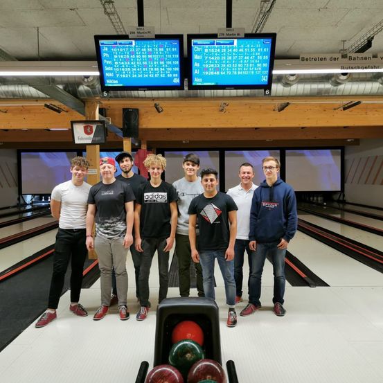 Bild enthält, People, Person, Computer Hardware, Monitor, Screen, Pants, Shoe, Boy, Male, Teen