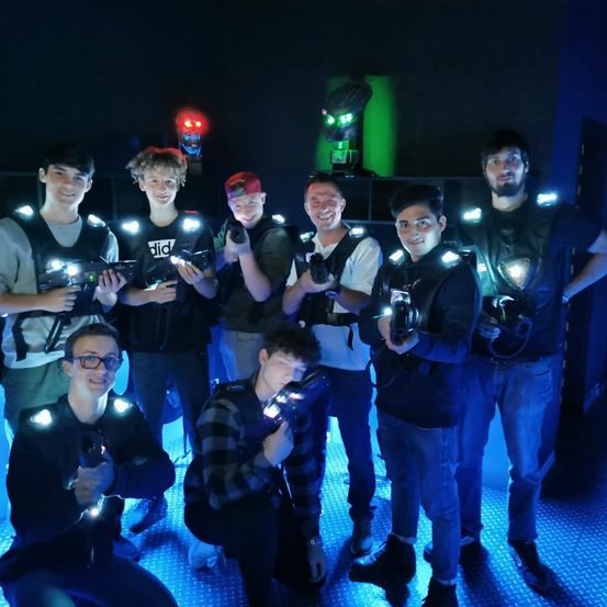 Bild enthält, Lighting, Adult, Male, Man, Person, Urban, Gun, Pants, People, Photography