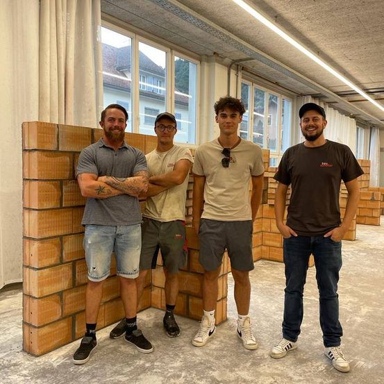 Bild enthält, Groupshot, Person, People, Jeans, Pants, Shorts, Adult, Male, Man, Teen